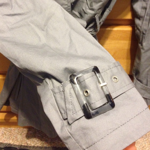 Adorable light peplum style trench - Picture 3 of 4